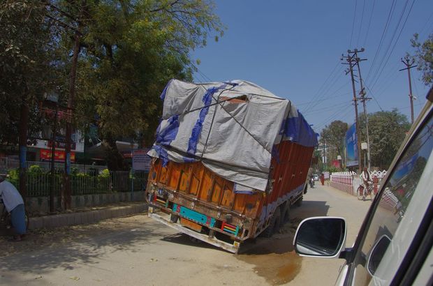 2014-03-21 Inde Varanasi Camion Embourbé